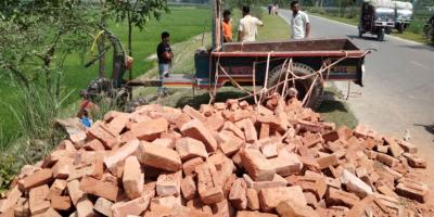 কুড়িগ্রামে ইটবোঝাই ট্রলি উল্টে চালকের মৃত্যু