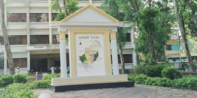 লালমনিরহাটে বঙ্গবন্ধুর ম্যুরালের ওপর ‘উপজেলার মানচিত্র’ আঁকলেন ইউএনও