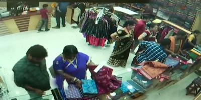 ক্রেতা সেজে দোকান থেকে ২৫ শাড়ি চুরি