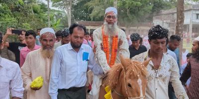 ঘোড়ায় চড়ে শিক্ষক ফোরকান তালুকদারের বিদায়