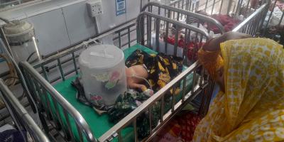বাজার থেকে কেনা প্লাষ্টিকের কৌটায় শিশুদের চিকিৎসা