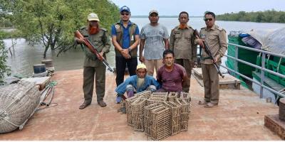 সুন্দরবনে অভিযানে ৯ নৌকা জব্দ, আটক ২