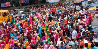 চট্টগ্রামে আজিম গ্রুপের পোশাক কারখানায় শ্রমিকদের বিক্ষোভ ও ভাঙচুর