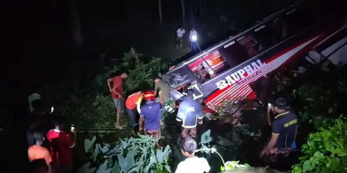 বাউফলে বাস নিয়ন্ত্রণ হারিয়ে পুকুরে, নিহত ১