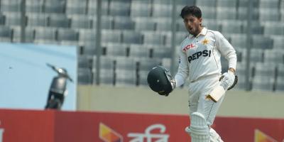 সেঞ্চুরিতে অভিষেক রাঙালেন আজান আওয়াইস