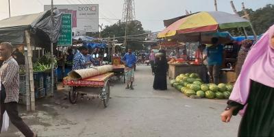 পাবনায় মহাসড়কের ওপর অবৈধ বাজার